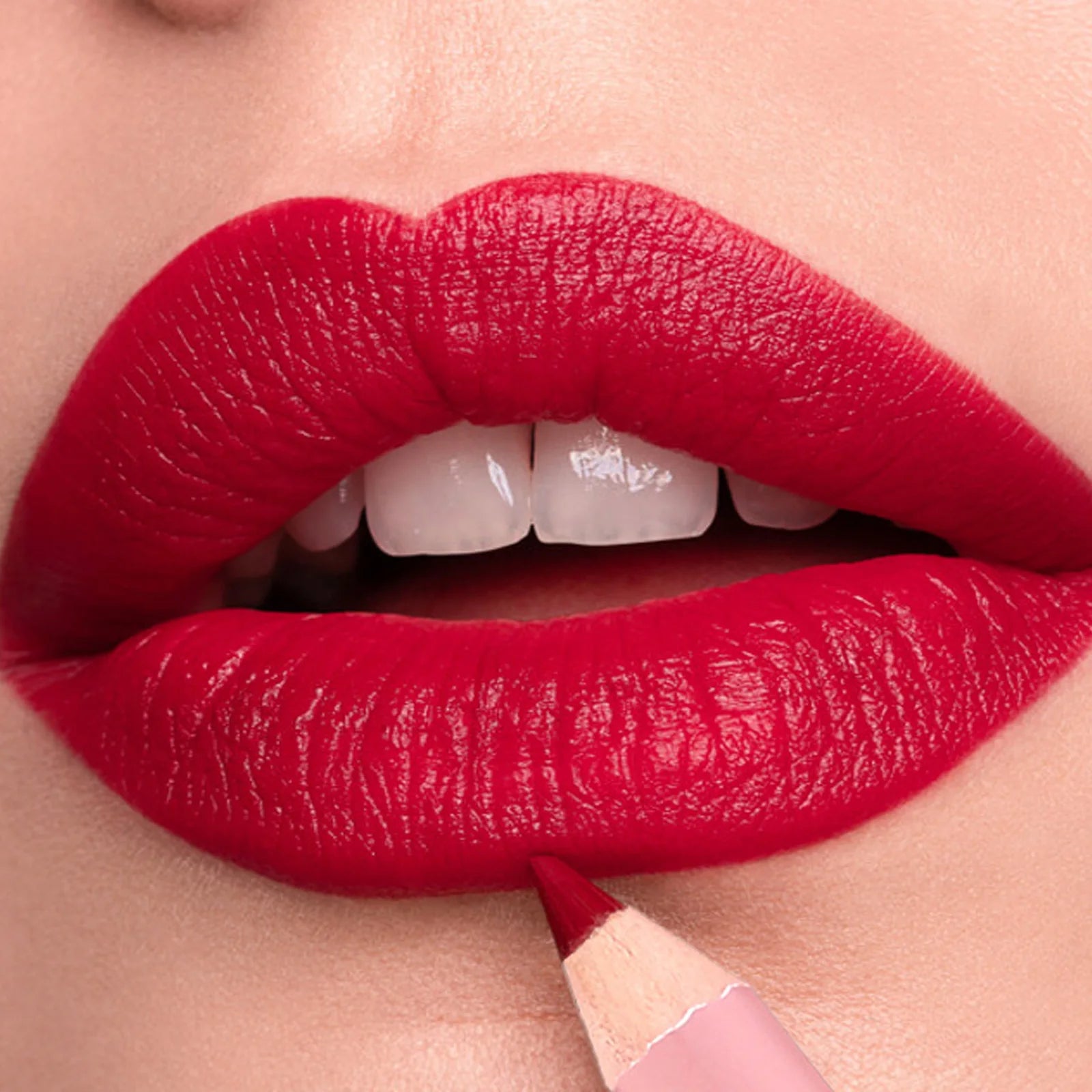 12 Matte Lipliners – waterproof & plumping.